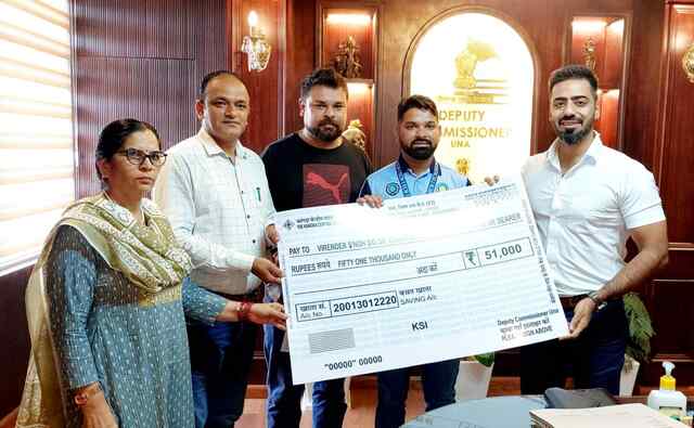 भारतीय बधिर क्रिकेट टी-20 टीम के कप्तान वीरेंद्र सिंह को उपायुक्त ऊना ने किया सम्मानित