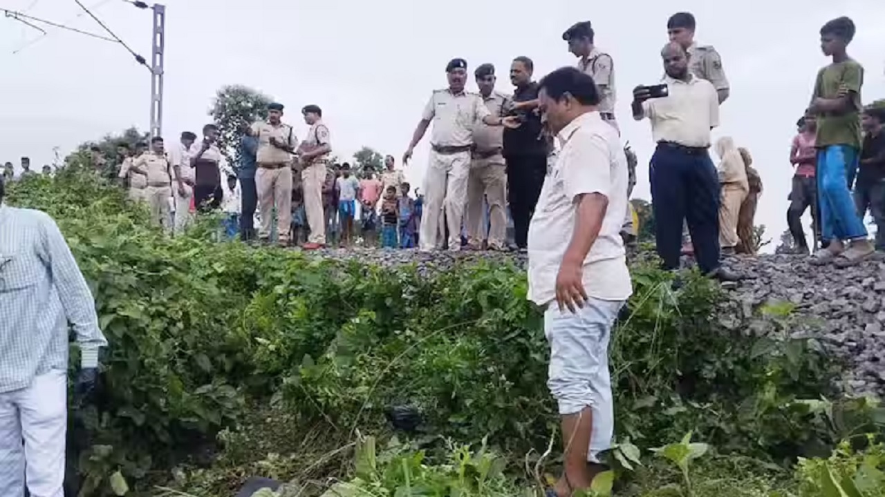 Vande Bharat Express की चपेट में आने से 3 लोगों की मौत