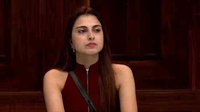 Bigg Boss 19 फेम फरहाना भट्ट पर भड़के फैंस, Viral वीडियो पर निकला गुस्सा