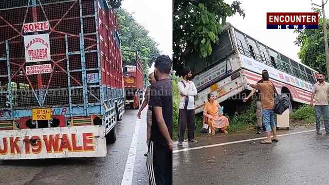 Punjab News: दो ट्रको की Race मे सरकारी बस पलटी, देखें वीडियो