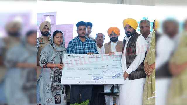 CM Mann ने शहीद ASI धनवंत सिंह के परिजनों को सौंपा 1 Crore का Cheque