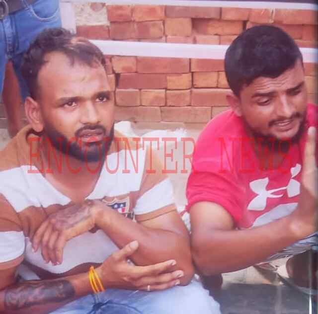 Jalandhar: युवती से फोन छीनकर भागे स्नेचर, लोगों ने काबू कर की छित्तर परेड