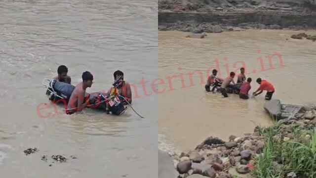 Punjab News: पानी के तेज बहाव में बहे बाइक सवार 2 नौजवान, देखें वीडियो