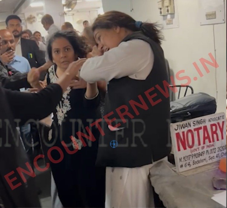 जंग का मैदान बना District Court, Advocate महिलाओं ने एक-दूसरे के नोंचे बाल, वीडियो वायरल