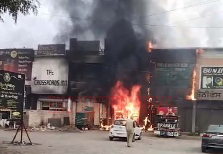 Punjab News: अस्पताल के सामने बने रेस्टोरेंट में लगी भीषण आग, देखें वीडियो