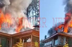 रिहायशी इलाके में घर को लगी भीषण आग, देखें वीडियो