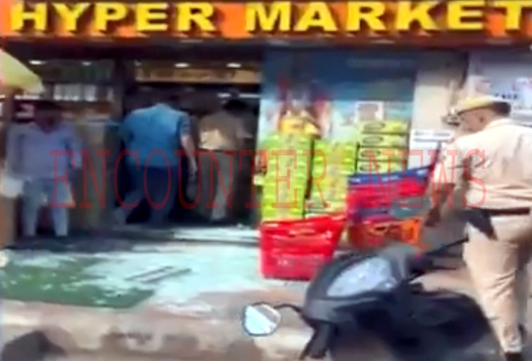 इस मार्किट में दुकान पर बदमाशों ने चलाई गोलियां, लोगों में फैली दहशत, देखें वीडियो