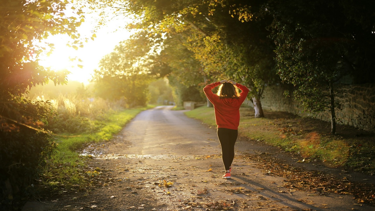 लंबे समय तक रहेंगे Fit, रोजमर्रा जिंदगी में शामिल करें ये आसान आदतें