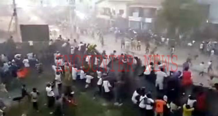 Football Match के दौरान फैंस में हुई झड़प, Police Station जलाया, 100 से ज्यादा के मरने की आशंका, देखें वीडियो