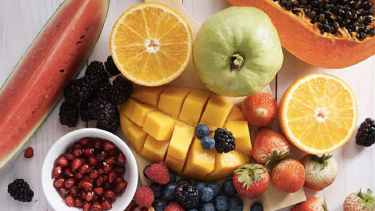 किसी जादुई फल से कम नहीं ये Fruit, skin को मिलेगा Natural Glow और वजन होगा कम