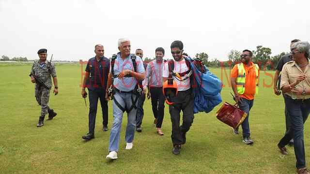 केंद्रिय मंत्री Gajendra Shekhawat ने की स्काईडाइविंग, देखें वीडियो
