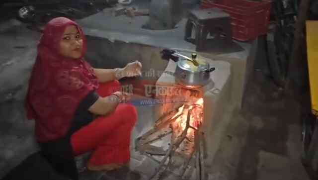 फिर घरों में आए लकड़ी के चूल्हे, LPG GAS की किल्लत से लोग परेशान, देखें वीडियो