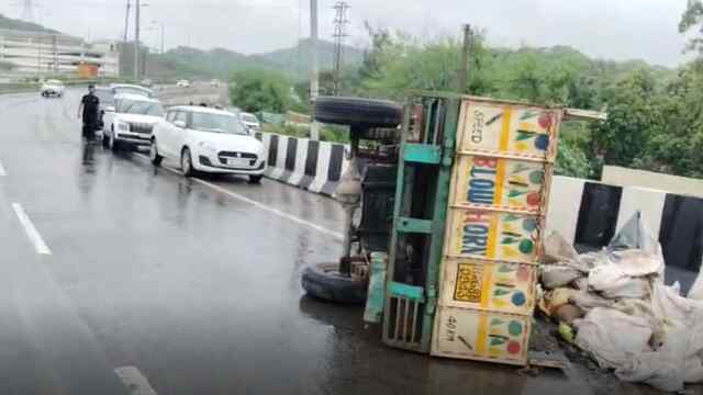 Haryana News: संतुलन बिगड़ने के चलते Highway पर पलटी पिकअप गाड़ी, चालक घायल, देखें वीडियो