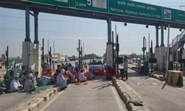 Punjab News: किसानों ने 4 Toll Plaza को करवाया Free