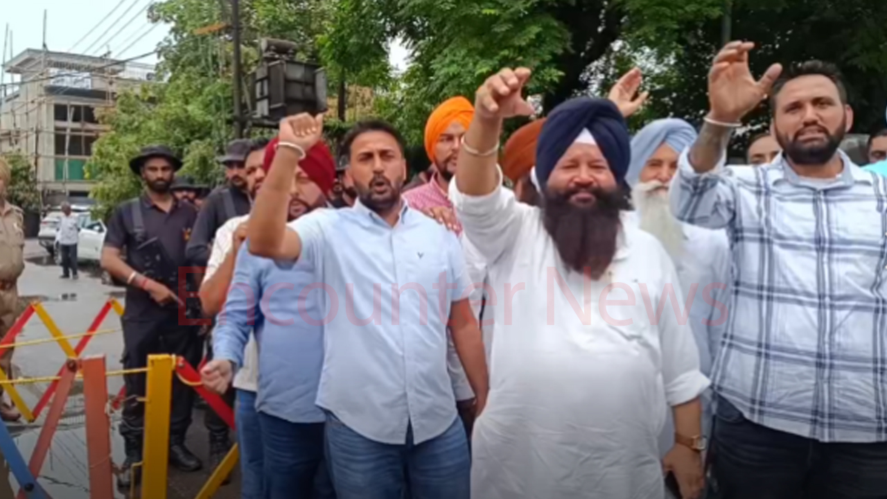 Punjab News: पुलिस ने मजीठिया के घर के चारों ओर रास्ते किए बंद, देखें वीडियो