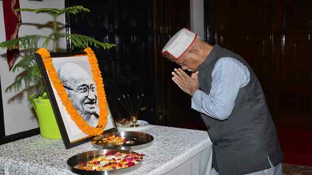 राष्ट्रपिता महात्मा गांधी को शहीद दिवस पर राज्यपाल की श्रद्धांजलि