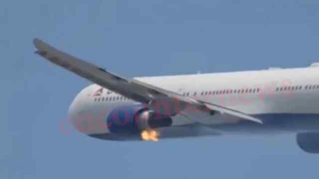 Boeing 767-400 के इंजन में लगी आग, मचा हड़कंप, देखें Video