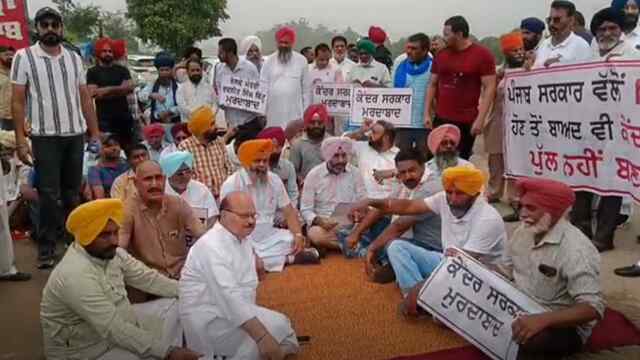 Punjab News: केंद्रीय मंत्री रवनीत बिट्टू के खिलाफ विधायक ने रेलवे फाटर पर लगाया धरना, देखें वीडियो
