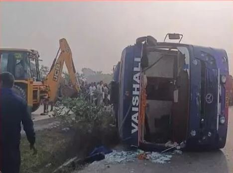 यात्रियों से भरी बस पलटने से मचा हाहाकार, घटना में 7 की मौत, कई घायल