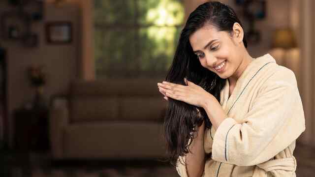 बालों पर Hair Serum लगाने से पहले रखे खास ध्यान, नहीं तो पहुंच सकता है नुक्सान