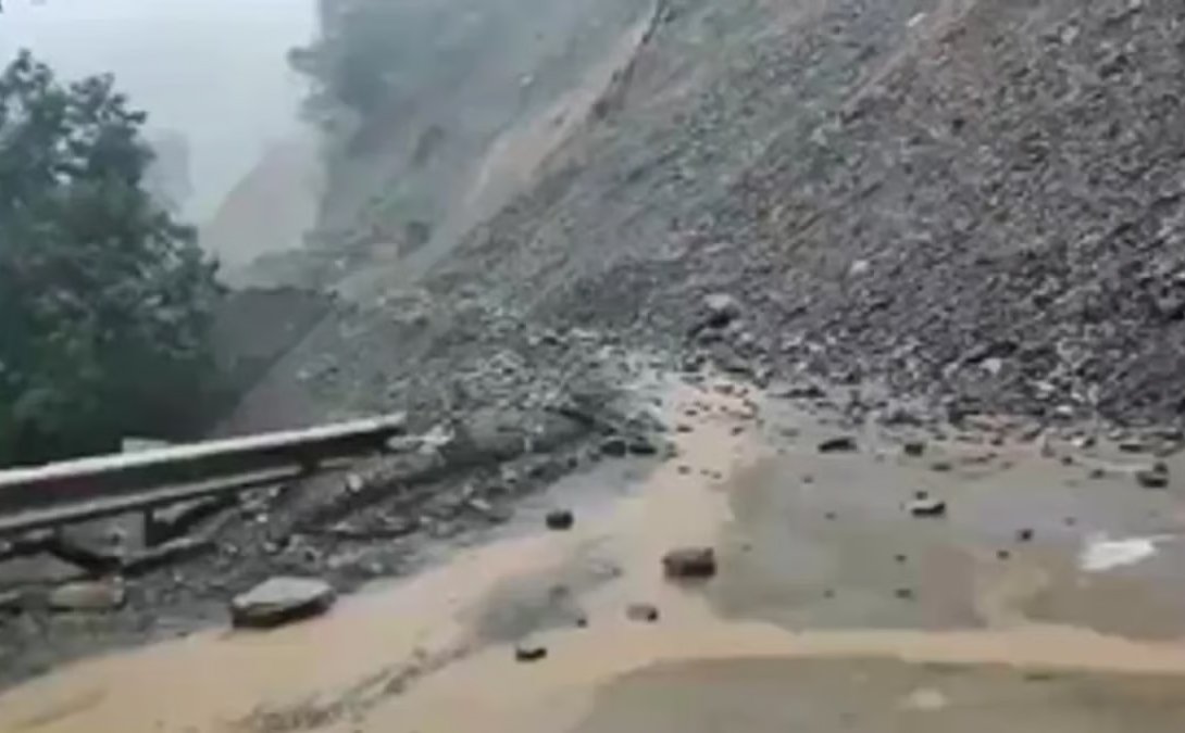 प्रदेश में भारी बारिश के बाद भूस्खलन, National Highway पर गिरा मलबा, रास्ता बंद