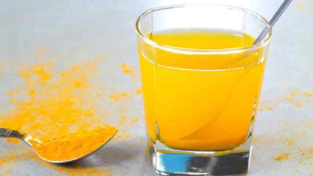 Health Tips: सुबह खाली पेट हल्दी पानी पीने से क्या होता है, जानें एक्सपर्ट की राय