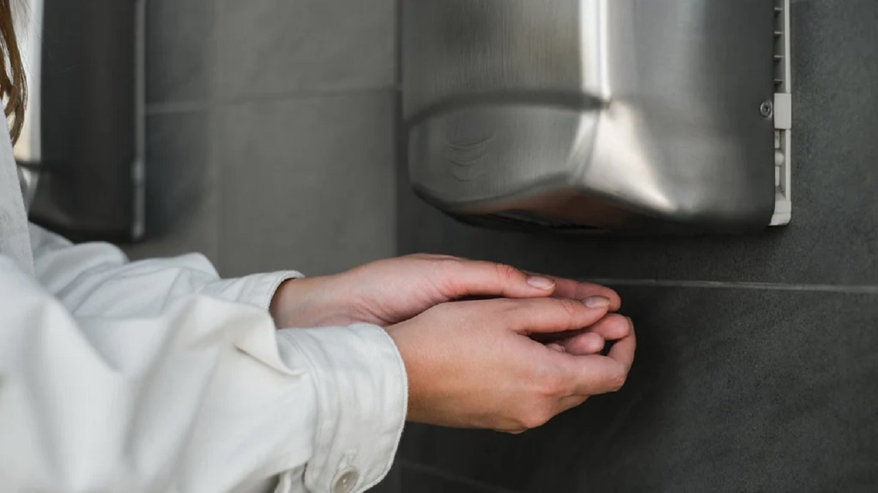 Public Places पर लगे Hand Dryer बढ़ा रहे बीमारियों का खतरा, Experts ने दी चेतावनी
