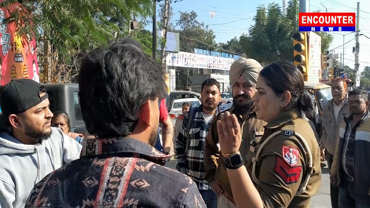 Jalandhar News: स्कूल के बाहर पुलिस ने Bullet किया Impound, हुआ भारी हंगामा, देखें वीडियो