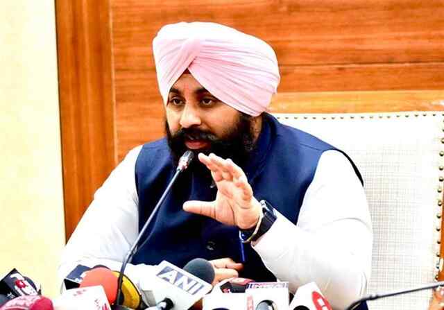Punjab News: पंजाब सरकार निजी स्कूलों की फीस वृद्धि पर लगाएगी लगाम, नया कानून लाने की तैयारी