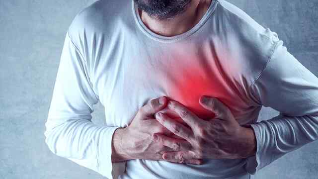 हवा में अटक गई जान, हजारों फीट की ऊंचाई पर Passenger को आया Heart Attack