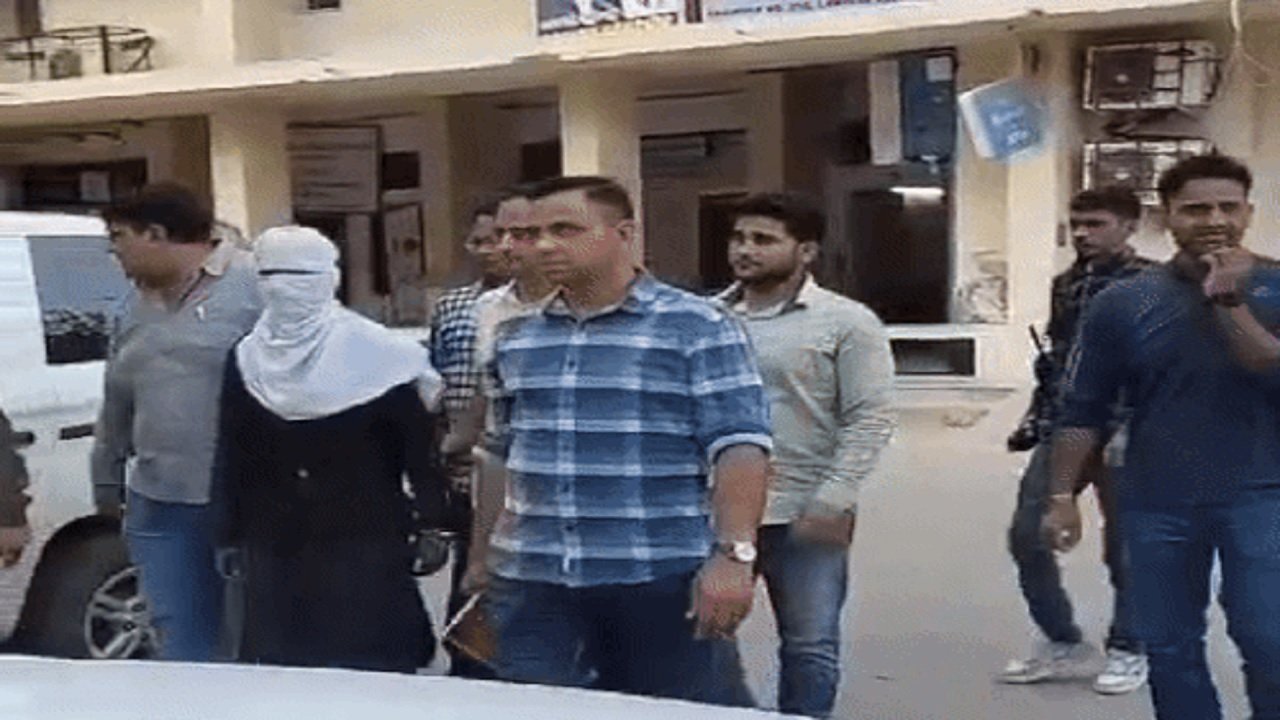 आतंकी के घर मिले AK-47 सहित कई हथियारों के मॉडल