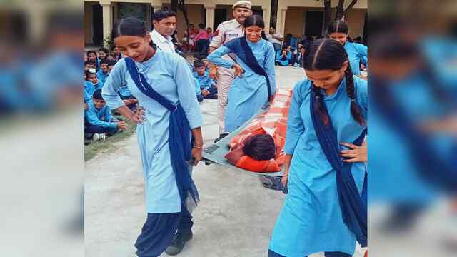 वॉलीबॉल स्कूल के स्टूडेंट्स ने सीखे आपदा से बचने के गुर