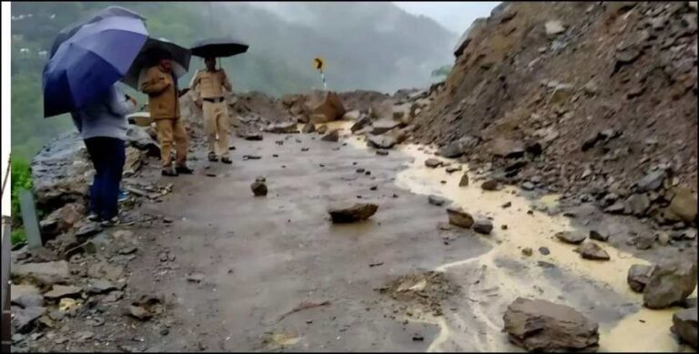 मलबा आने से National Highway बंद, जाम में फंसे लोग