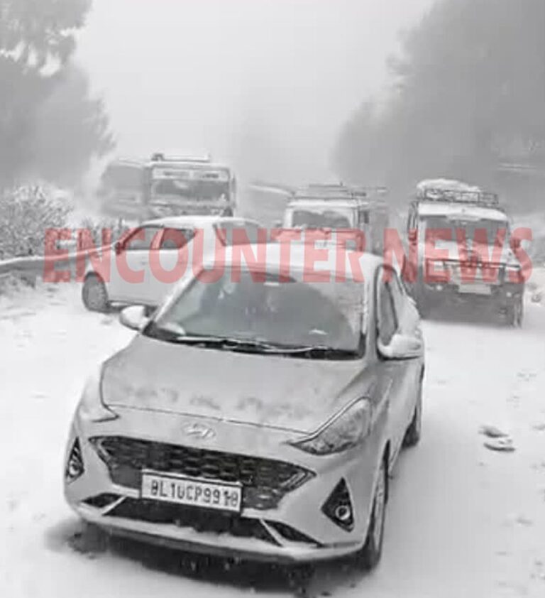 पर्यटकों की बड़ी मुश्किलें, बर्फबारी के कारण 3 नेशनल हाईवे सहित 226 सड़कें हुई बंद