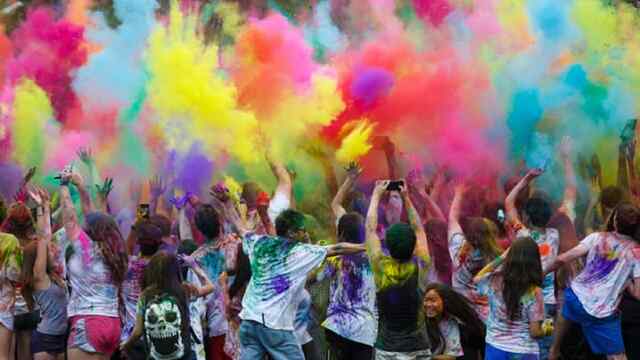 3 या 4 आखिर कब मनाई जाएगी Holi? चंद्र ग्रहण के चलते Confuse हुए लोग
