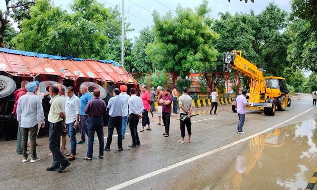 Jalandhar News: बारिश के कारण गड्ढा बनी सड़कें, धंसा ट्रक