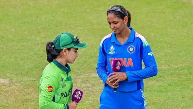 IND vs PAK: हाईवोल्टेज मैच में टीम इंडिया ने जीता टॉस, जानें पहले कौन करेगा बल्लेबाजी