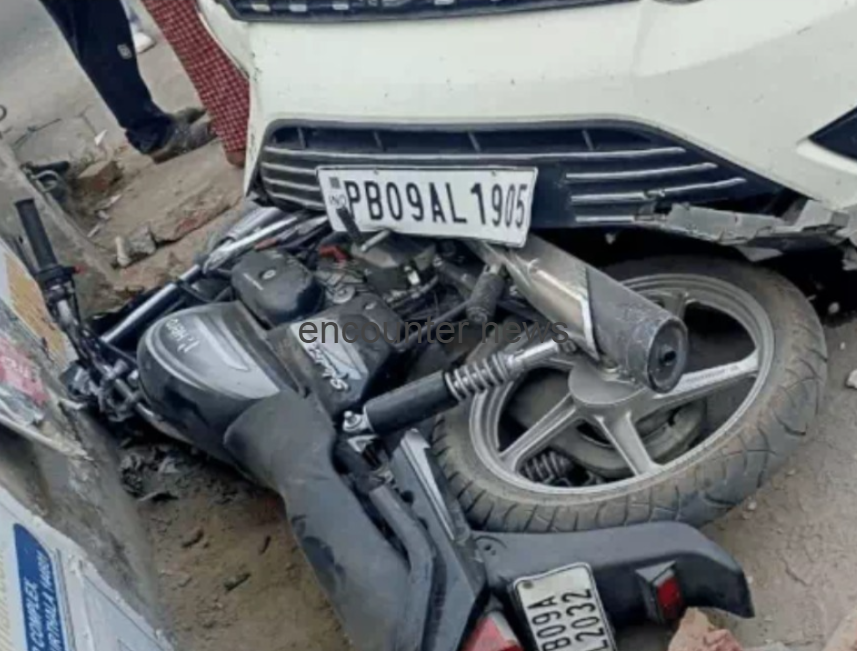 Kapurthala News : तेज रफ्तार कार ने पैदल जा रहे व्यक्ति और बाइक को मारी टक्कर