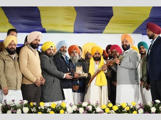 Punjab News: लोगों को राहत, CM Mann ने 23 ग्रामीण लिंक सड़कों के प्रोजेक्ट का किया उद्घाटन, देखें वीडियो