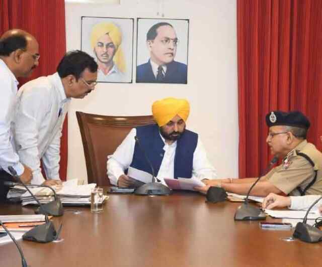 मोहालीः पुलिस इंटेलिजेंस दफ्तर में ब्लास्ट के बाद सीएम ने डीजीपी से मांगी रिपोर्ट, सुरक्षा एजेंसियां अलर्ट
