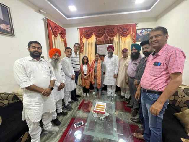 बहादुर बेटियों निधी वालिया और पल्लवी से सीख ले समाज: उमेश शारदा