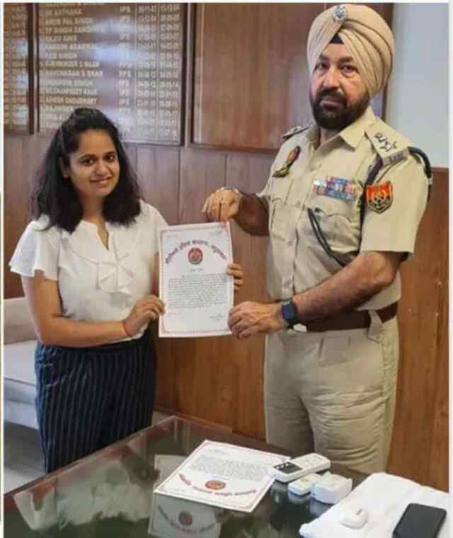 एसएसपी संधू ने लुटेरों का मुकाबला करने वाली दोनों बहादुर लड़कियों को किया सम्मानित 
