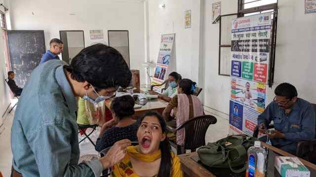 स्वास्थ्य शिविर में जाँचा 100 लोगों का स्वास्थ्य, दी निशुल्क दवाइयां