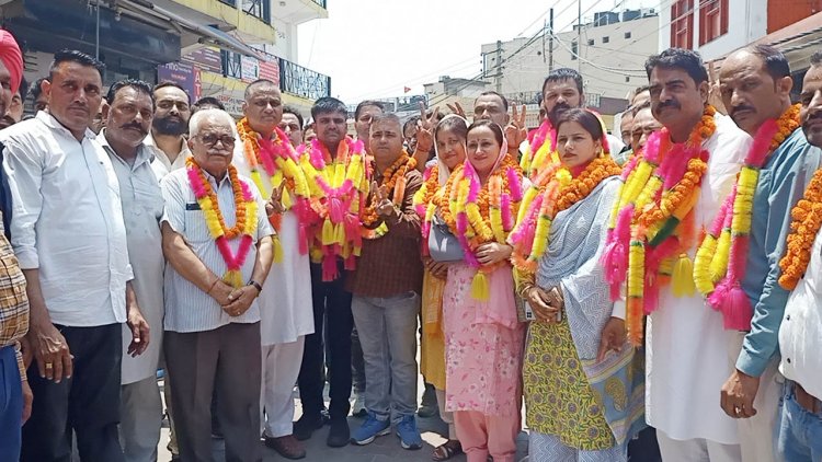 वार्ड 8 के पार्षद जस्सी के सिर पर सजा नए बददी के अध्यक्ष का ताज