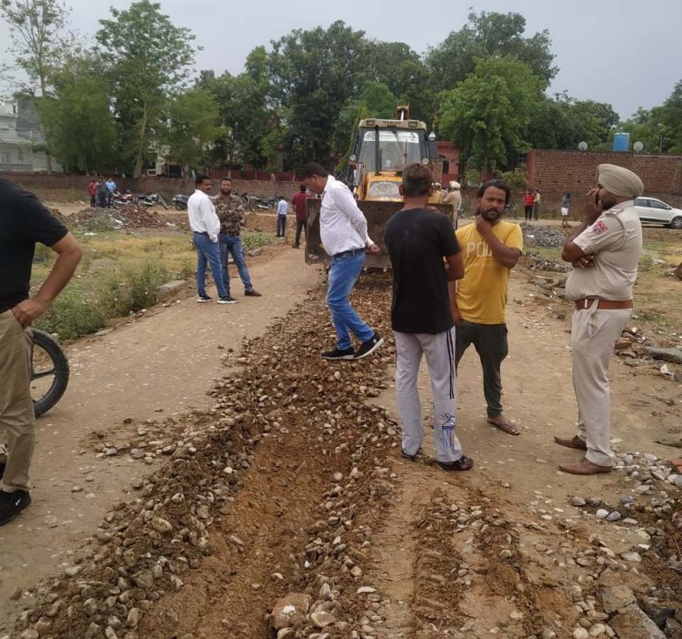 CM आफिस की फटकार के बाद कांग्रेसी नेता की अवैध कालोनी पर चली डिच, “अफसर निभाते रहे यारी”