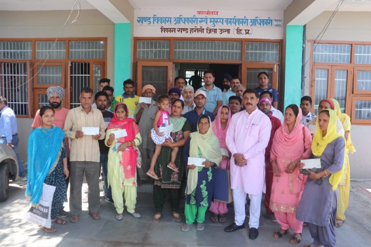 प्रो. राम कुमार ने 29 परिवारों को प्रदान की 5.27 लाख की आर्थिक सहायता