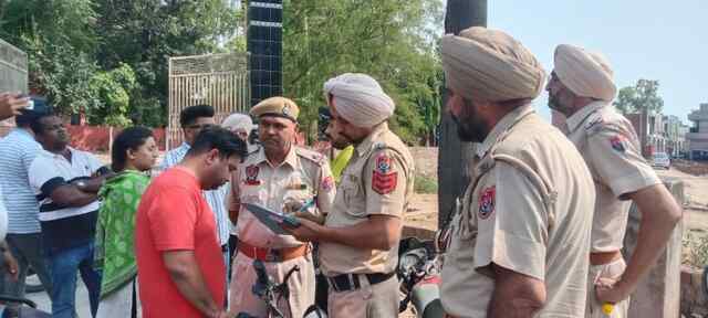 जालंधरः घा मंडी के पास व्यक्ति से तलवारें और पिस्तौल दिखाकर 80 हजार की लूट…