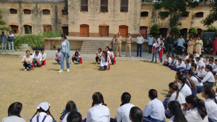 जिला पुलिस की ओर से डीएवी सीनियर सेकेंडरी स्कूल होशियारपुर में विशेष कार्यक्रम का आयोजन… 