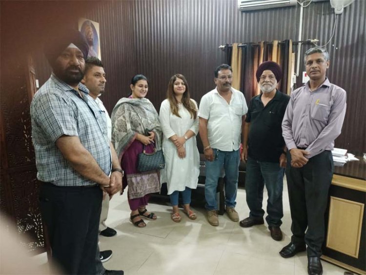 स्वच्छता अभियान सोसाइटी रजिस्टर्ड फगवाड़ा के सदस्यों का शिष्टमंडल कमिश्नर कम एडीसी नयन जस्सल से मिला