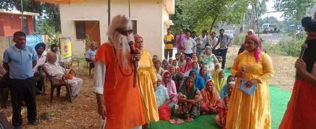 गीत संगीत व नुक्कड़ नाटक के माध्यम से दी सरकारी योजनाओं की जानकारी